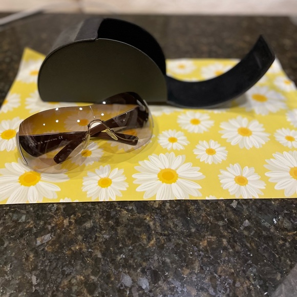 Prada Black Sunglasses SPR041 with Prada Hard Case - Picture 9 of 9